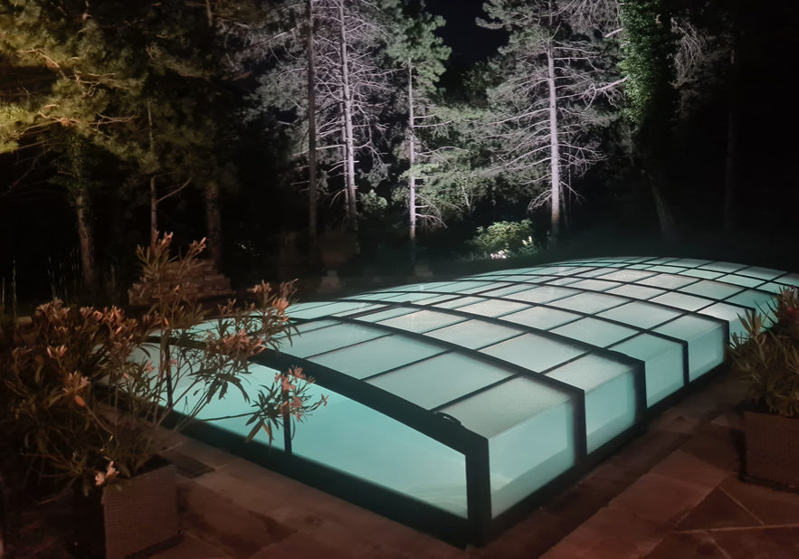 Beleuchtetes Bio-Pool mit Abdeckung bei Nacht